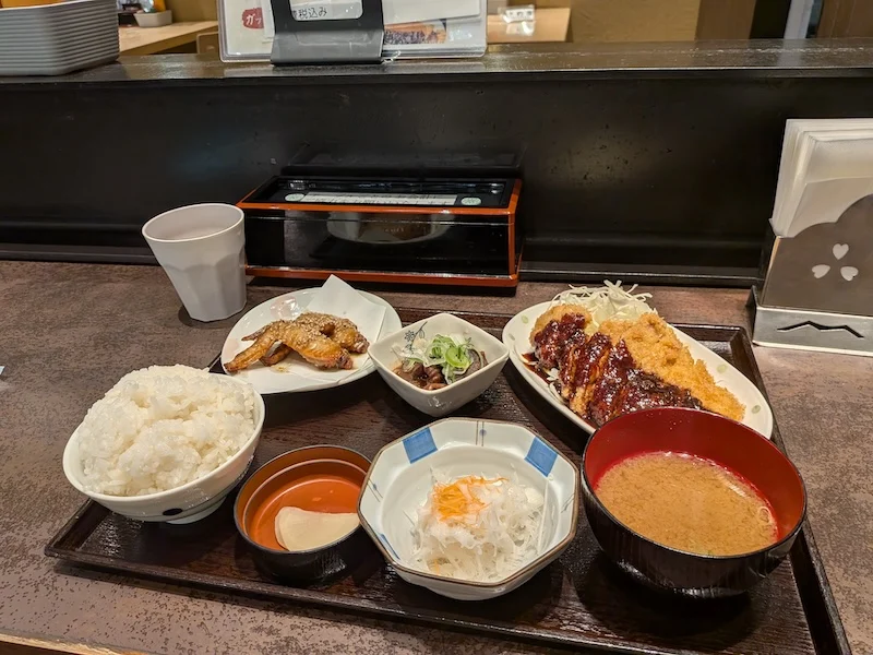  サクサク衣の味噌カツも楽しめる名古屋定食