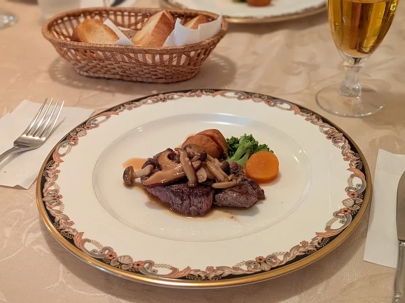 こだわりのソースがかかったステーキ