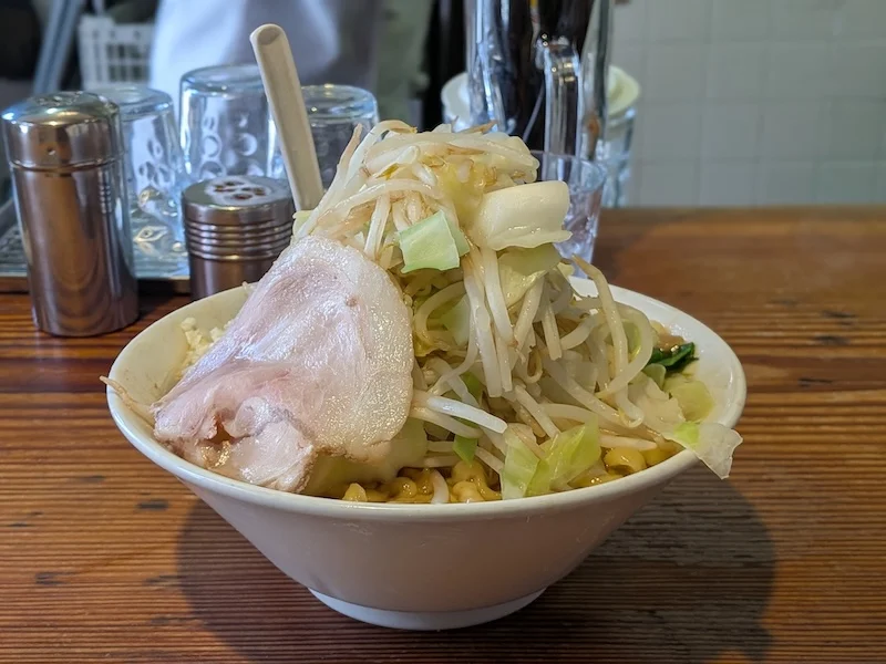 極太麺とボリューム満点な野菜