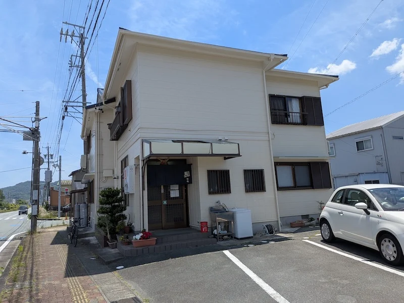 お店の外観と店前の駐車場