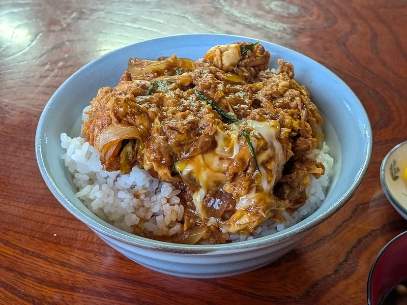 大盛りの特製カツ丼