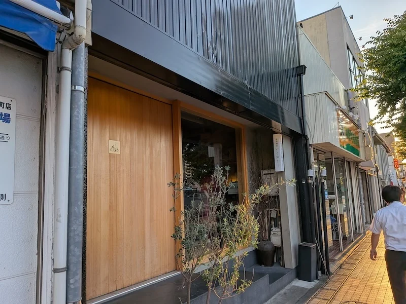 シックなお店の外観