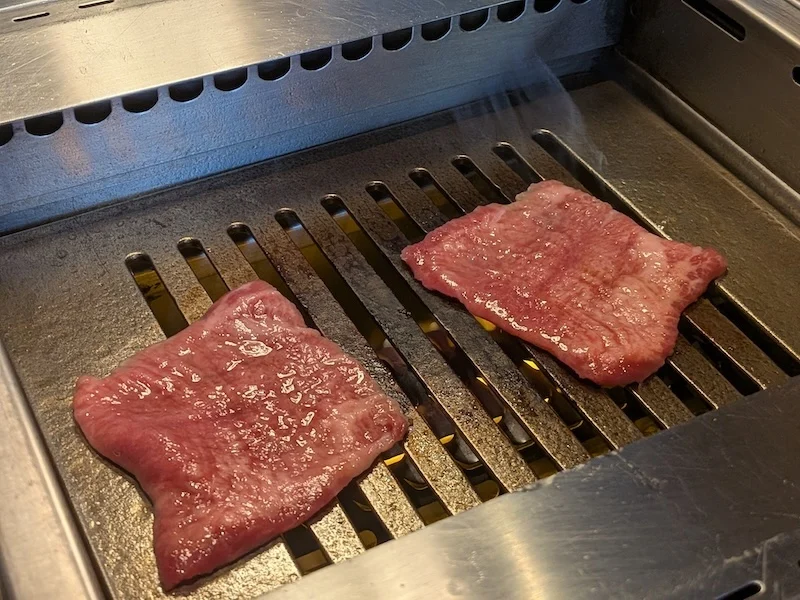 焼かれる肉の様子