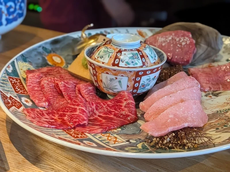 古伊万里焼きの大皿に乗った鮮やかな肉