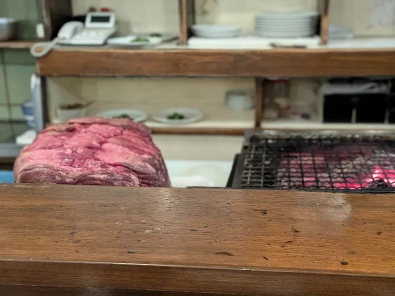 カウンターで輝く牛タン