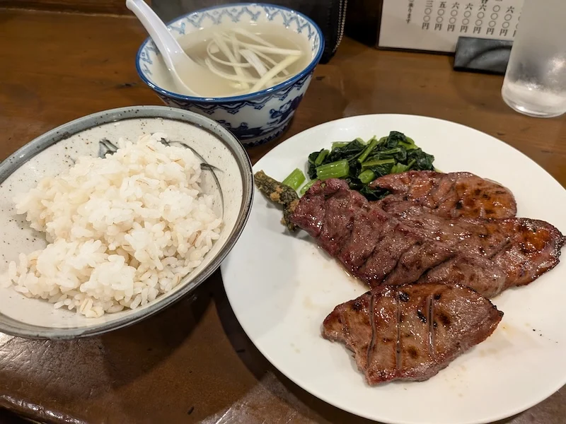 ご飯とスープがついた定食