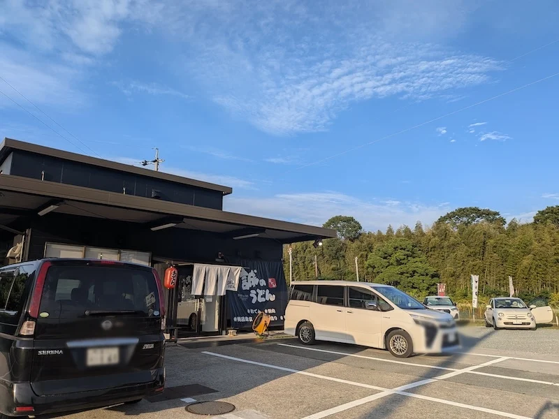 広々とした駐車場の様子