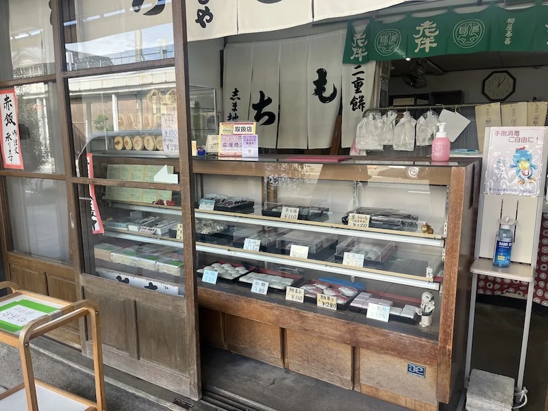 対面販売のショーケースに並ぶさわ餅や草大福