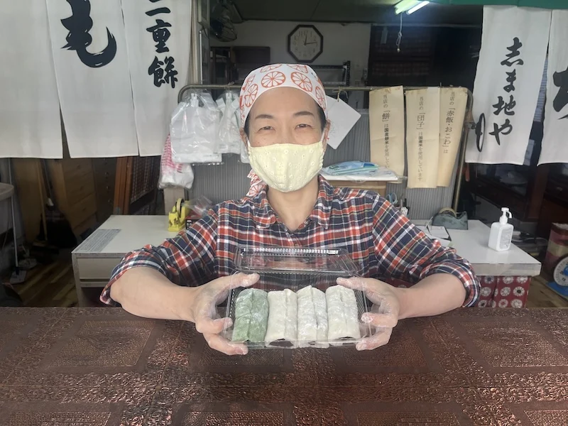 温かなお店の方と看板メニューの「さわ餅」