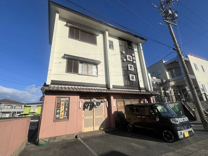定食・ラーメン・丼物・伊勢うどんの看板を掲げた外観