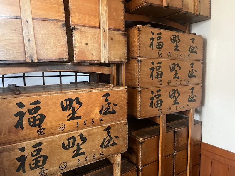 屋号と電話番号が書かれた木製の出前箱