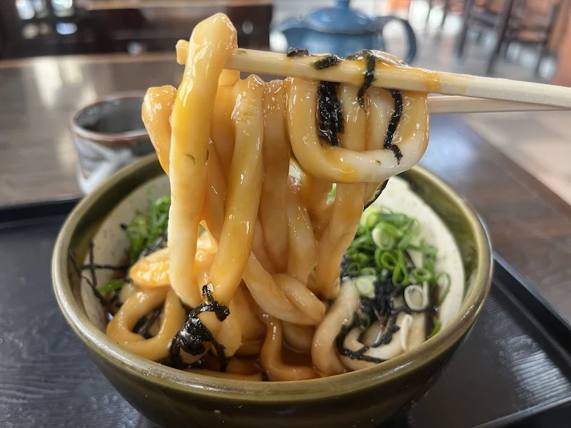 タレと卵黄が絡んだ極太の自家製麺
