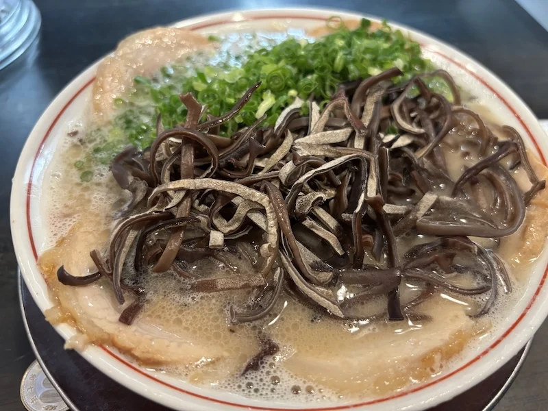 キクラゲとねぎを多めにした博多ラーメン