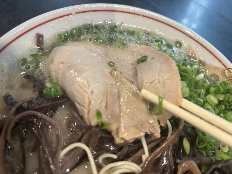 箸で持ち上げたチャーシュー