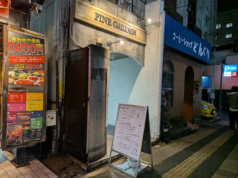 店舗が入るビルの入口
