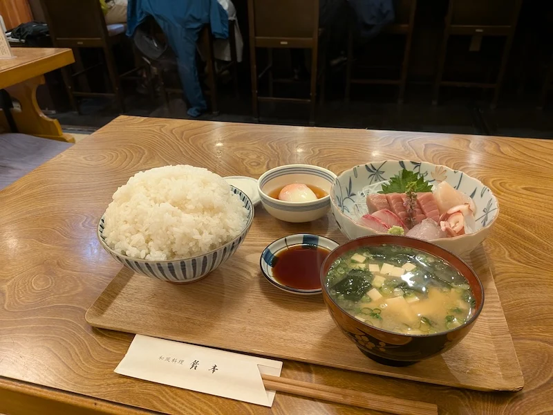 ご飯も味噌汁もお皿いっぱいに盛られた定食