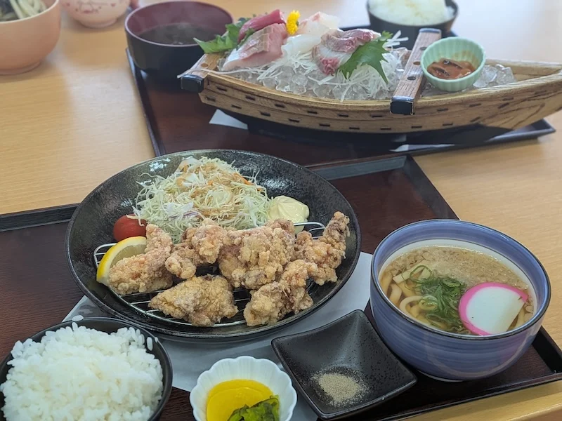唐揚げ定食にもついてくるこだわりのうどん