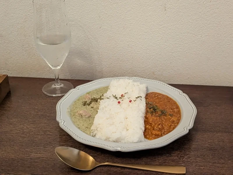 ランチの名物あいがけカレー