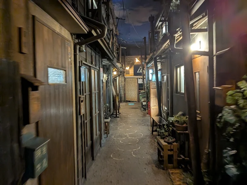 昭和の路地裏を再現した地下の街並み