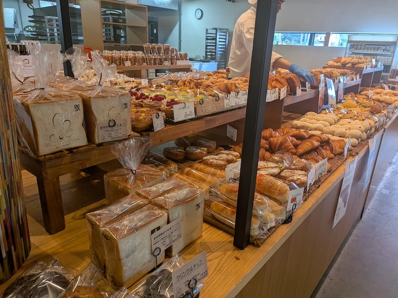 お店に並ぶ種類豊富なパン