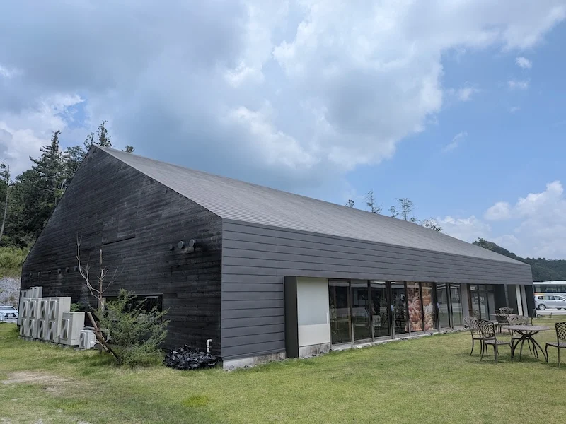 黒色でシックなお店の外観
