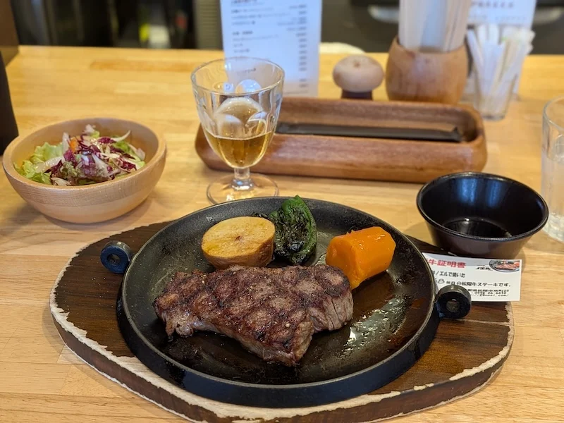 サラダとドリンクが並ぶ松阪牛ステーキ