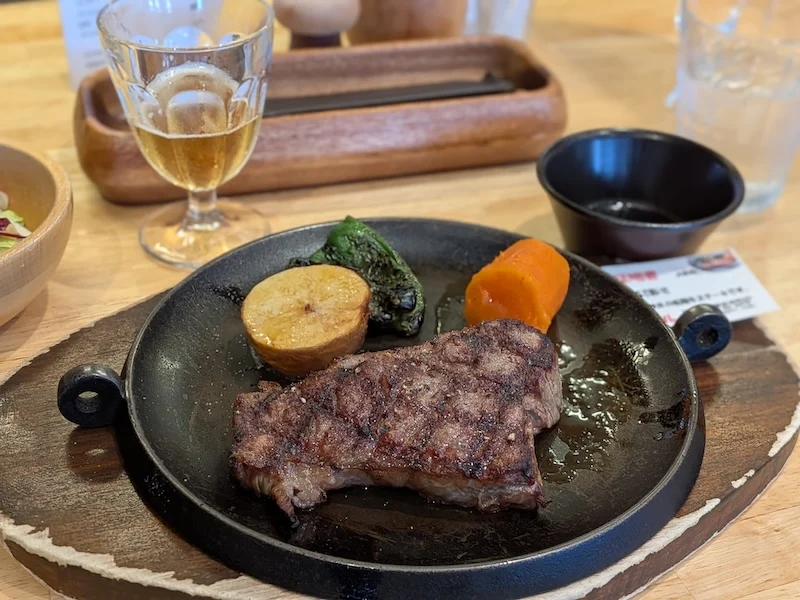 鉄皿の上の松阪牛ステーキと付け合わせ