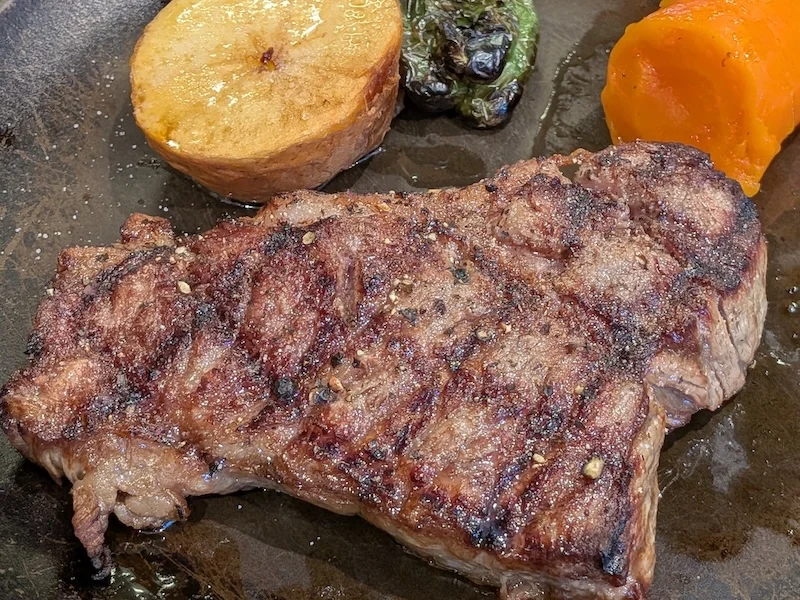 格子状の焼き目が入った松阪牛ステーキのアップ