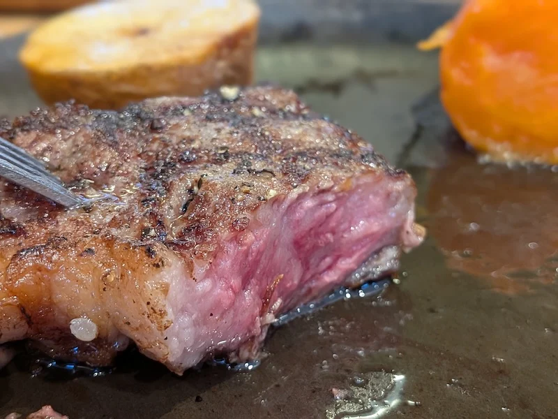 ロゼ色に焼き上がった松阪牛ステーキの断面