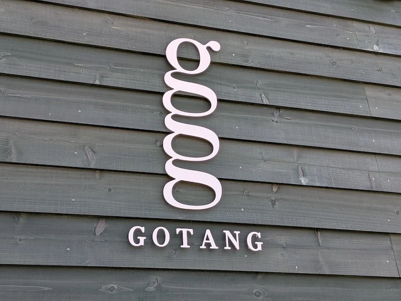GOTANGのロゴ看板