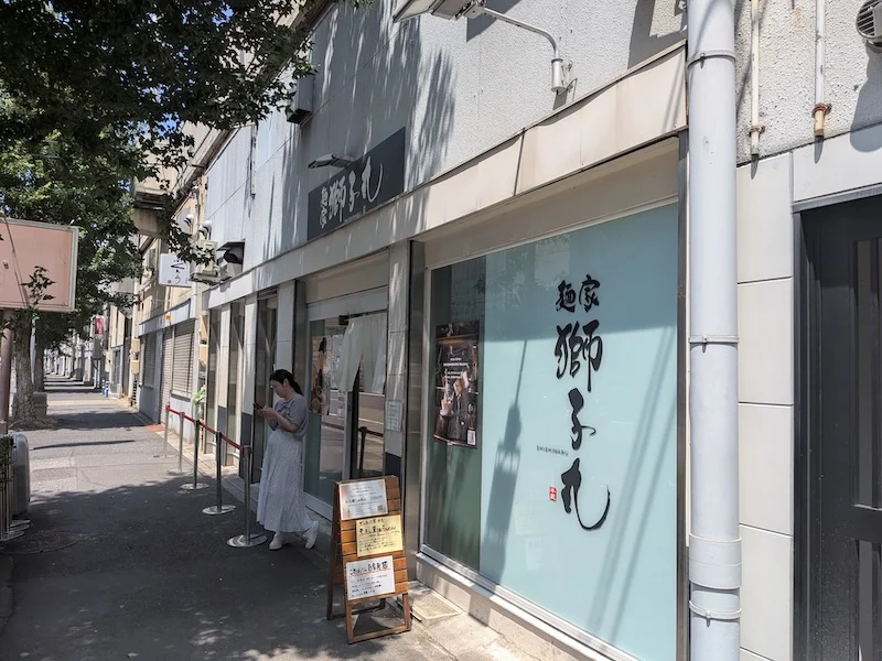 街路樹の通り沿いにあるお店の外観
