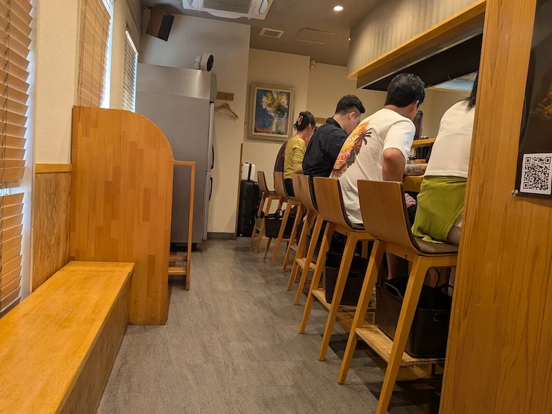 カウンター席が並ぶ店内の様子