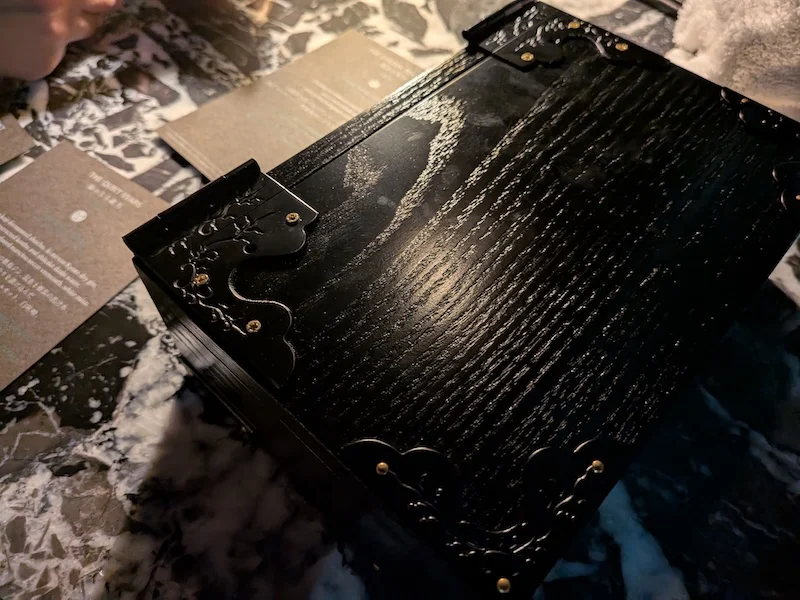 金具で装飾された黒い飾り箱とカード式メニュー