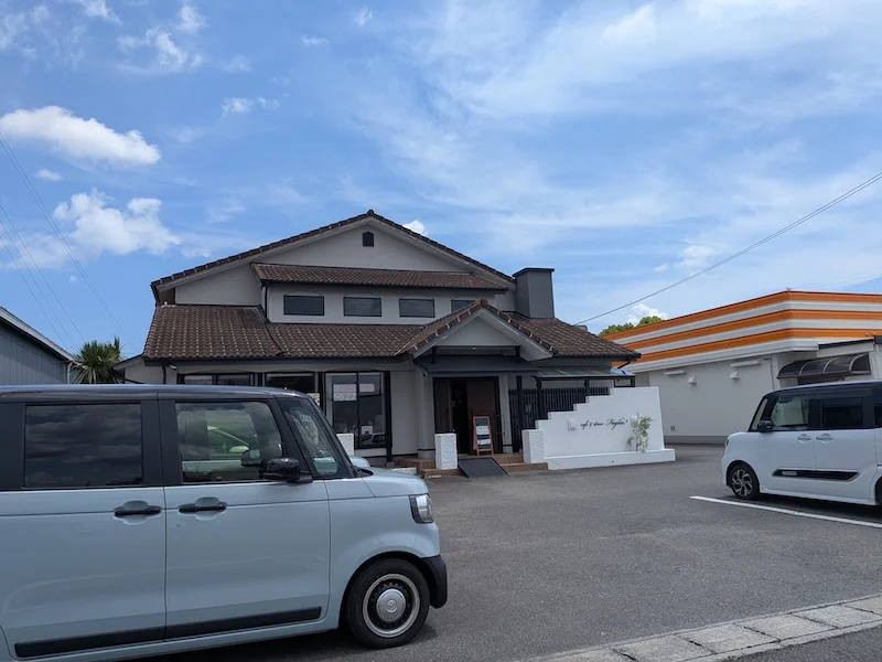 お店の外観と店舗前の駐車場