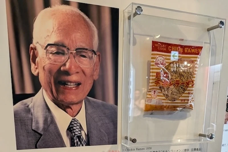 安藤百福氏とチキンラーメンの展示