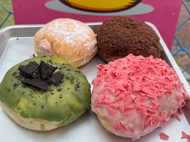 お庭に置かれたトレーラーで販売されているBonbon Donut