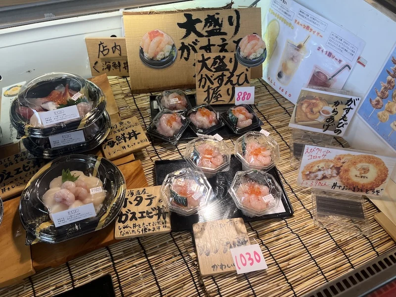 ガスエビ丼や海鮮丼が並ぶショーケース