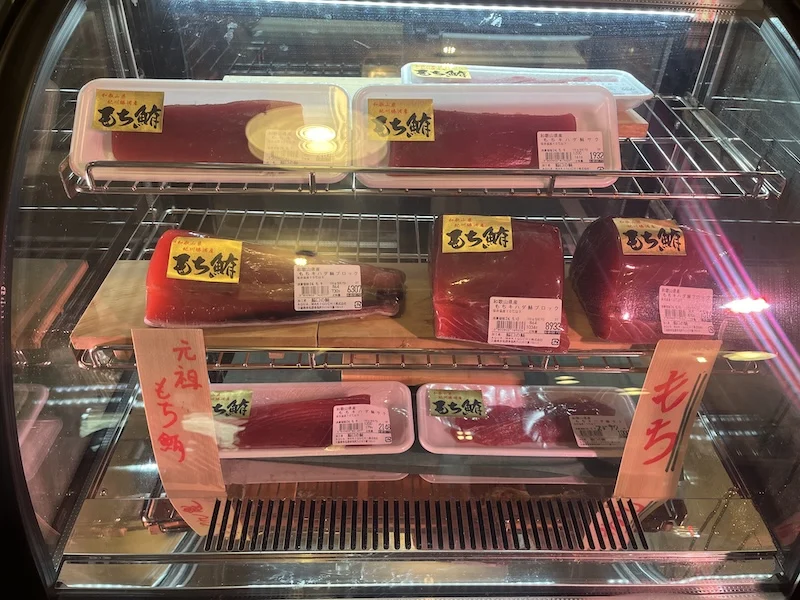 ブロックの鮪が並ぶショーケース