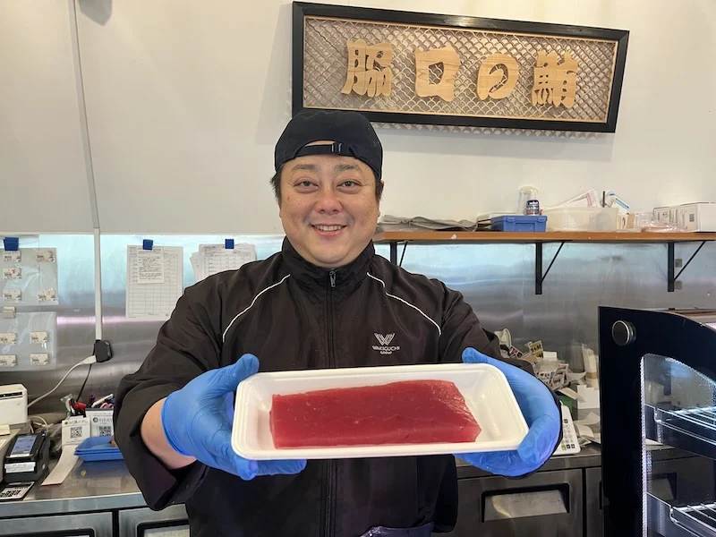 もち鮪のサクを手にする脇口の鮪のスタッフ