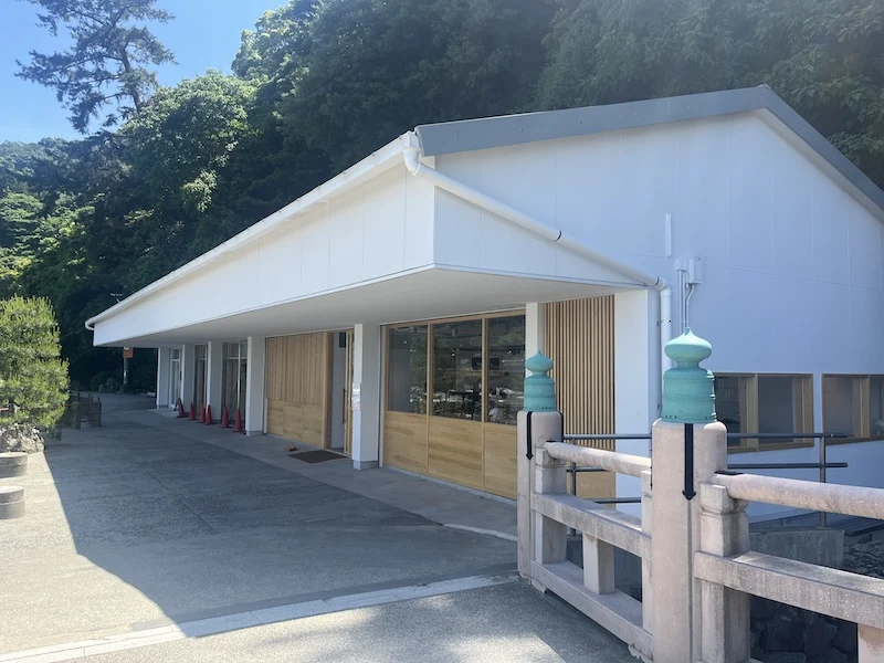 禊橋のたもとに建つ白壁と木格子の外観