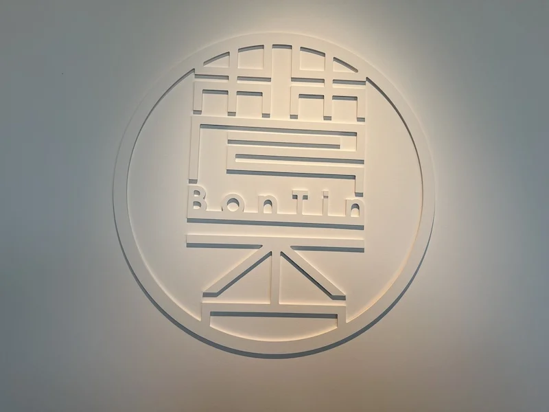 店内の壁に掲げられたBonTinの円形ロゴ