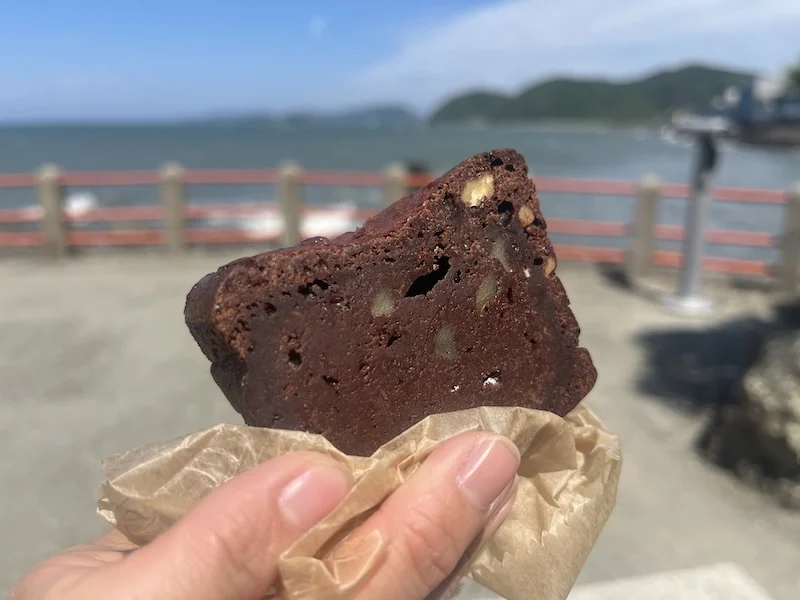 海を眺めながら食べるブラウニー