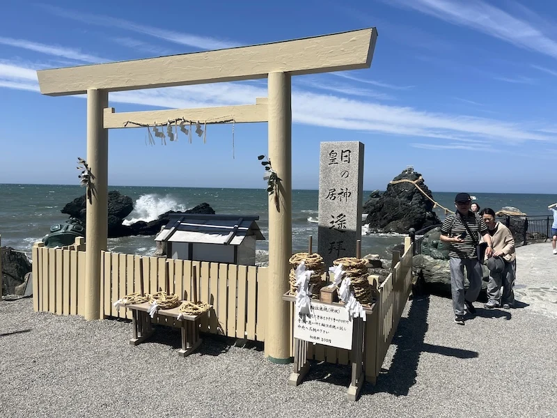 夫婦岩と日の出遥拝所の鳥居