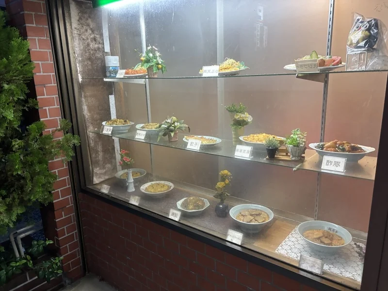 食品サンプルが並ぶショーケース