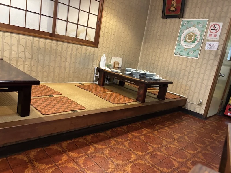 畳敷きの小上がり座敷がある店内の様子