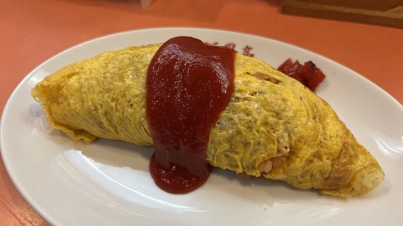 ケチャップがたっぷりかかった福昇亭のオムライス