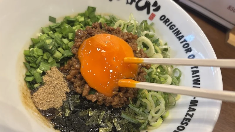 卵黄をくずす様子