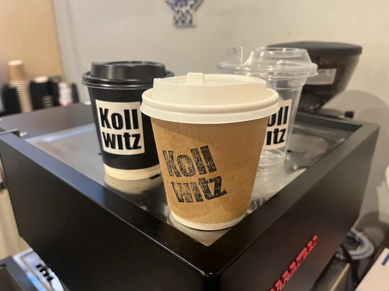 Kollwitzのロゴが入ったテイクアウト用のカップ