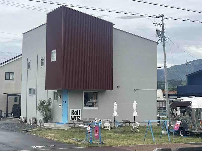 水色の扉の横にKollwitzの看板が掲げられた入口