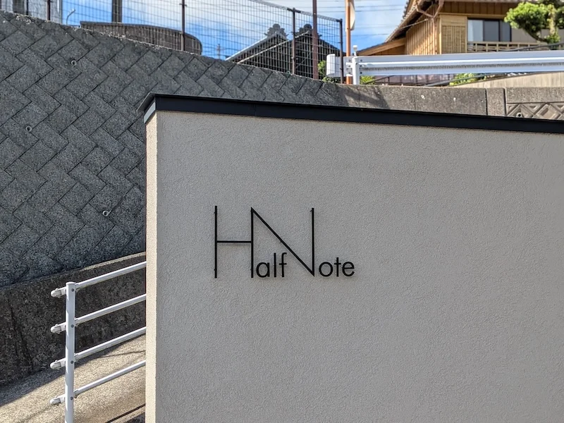 HalfNoteのロゴ看板